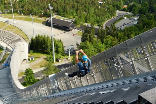 Zdjęcie z Norwegii - ale są śmiałkowie, którzy za 400 NOK mogą sobie zjechać na dół:)