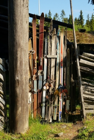 Zdjęcie z Norwegii - urocza furtka z nart w roli sztachet:)