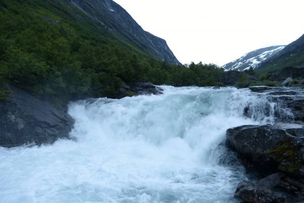 Zdjęcie z Norwegii - tuz za pensjonatem rozciagały się widoki na imponujący wodospad