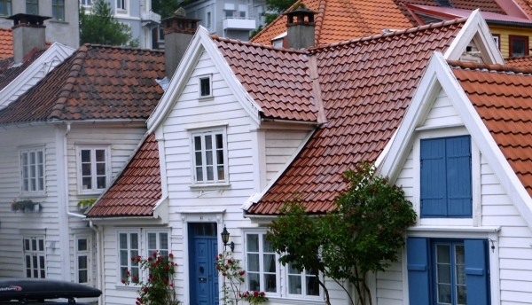 Zdjęcie z Norwegii - zwykłe współczesne domy Bergen