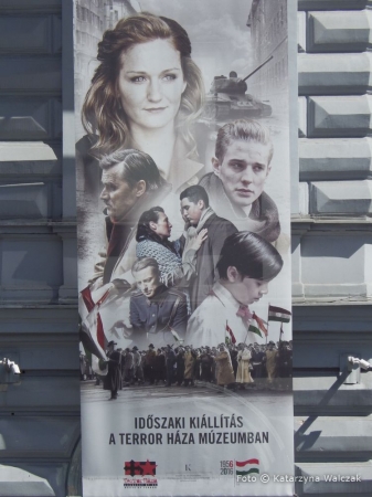 Zdjęcie z Węgier - Plakat przed Muzeum Terroru
