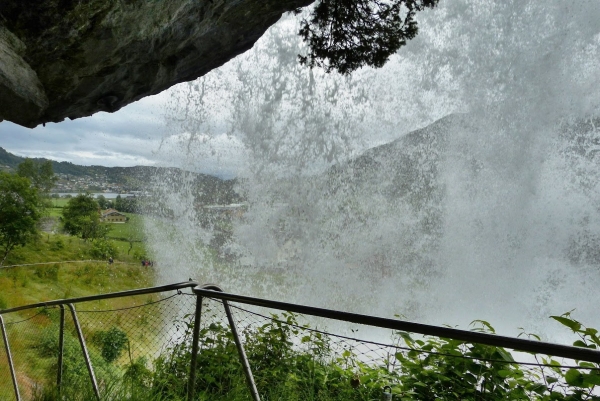 Zdjęcie z Norwegii - uwielbiam takie wodospady za które można się schować:)