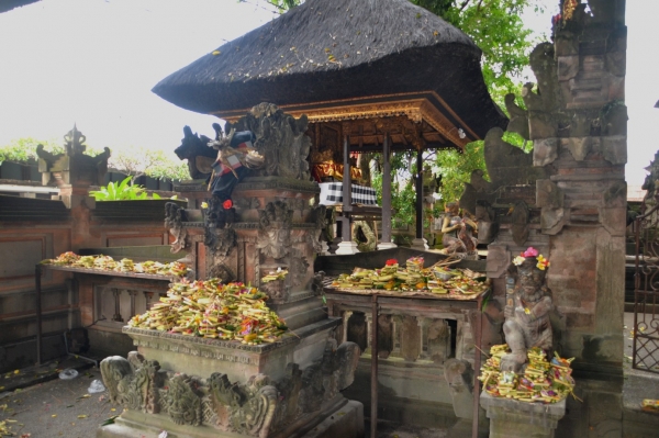 Zdjęcie z Indonezji - Swiatynia zaladowana ofiarnymi koszyczkami