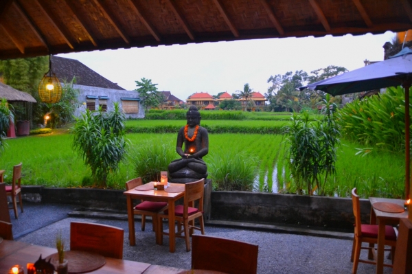 Zdjęcie z Indonezji - Knajpka tuz przy polu ryzowym
