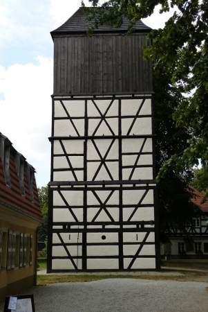 Zdjęcie z Polski - Dzwonnica stoi osobno z dala; taki był m.in jeden z warunków budowy