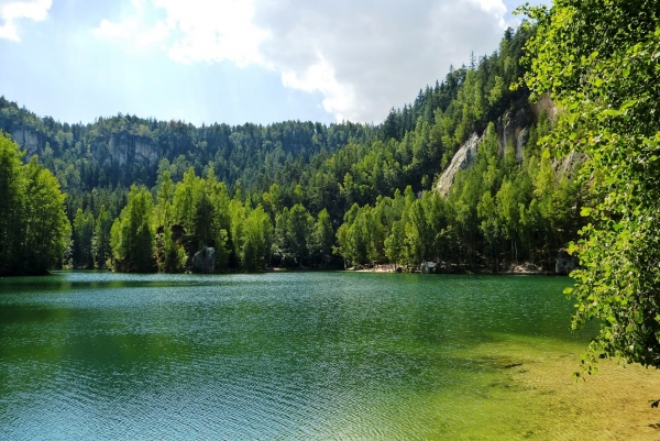 Zdjęcie z Czech - urocze szmaragdowe jeziorko po którym można popływać wynajętą łódką