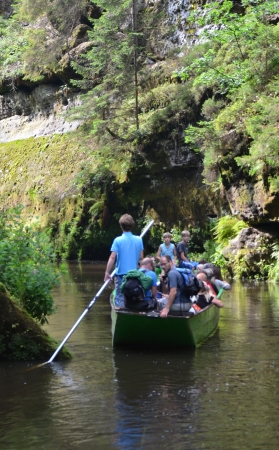 Zdjęcie z Czech - Takie łodeczki kursuja po rzece w kanionie