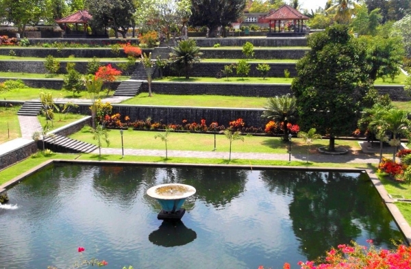 Zdjęcie z Indonezji - Palace wodne Narmada