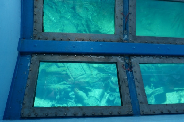 Zdjęcie z Cypru - szklane dno statku ukazuje nam zatopiony wrak