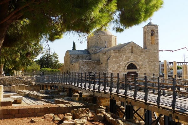 Zdjęcie z Cypru - niewielki, urokliwy kościółek Ayia Kyriaki Chrysopolitissa  z XV w