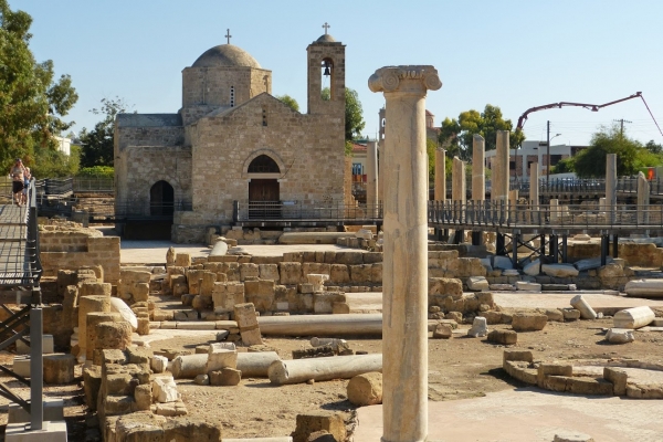 Zdjęcie z Cypru - na pierwszym planie ruiny wczesnochrześcijańskiej bazyliki Panagia Chrysopolitissa z IV w n.e