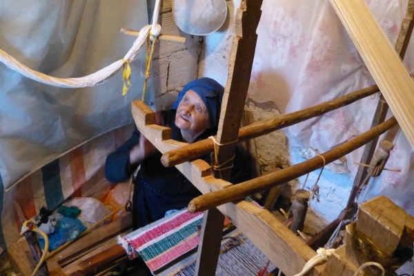 Zdjęcie z Cypru - matka gospodarza ma chyba ze 100 lat i wciąż tka dywaniki ...