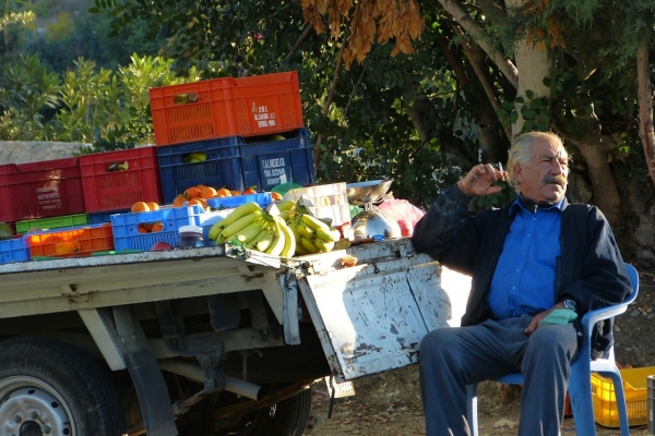 Zdjęcie z Cypru - owoce najlepiej kupowac włąśnie tak- prosto z samochodu gospodarza; 