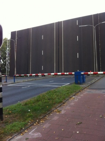 Zdjęcie z Holandii - jedziesz sobie spokojnie z pracy, a tu droga staje dęba ;)