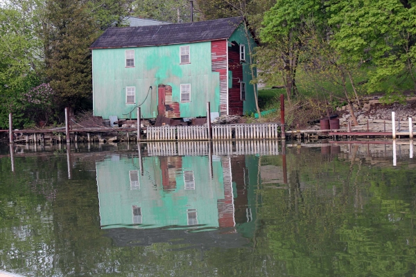 Zdjęcie z Kanady - Port Dover, stary budynek na brzegu rzeki Lynn River