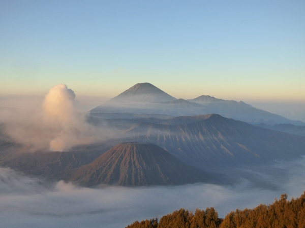 Zdjęcie z Indonezji - Wyspa Jawa - wulkany o wschodzie słońca