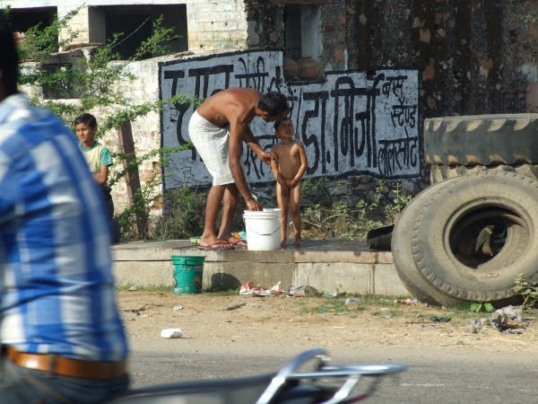 Zdjęcie z Indii - kąpiel przy ulicy