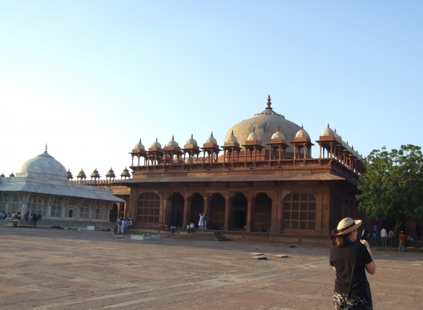 Zdjęcie z Indii - na dziedzińcu meczetu