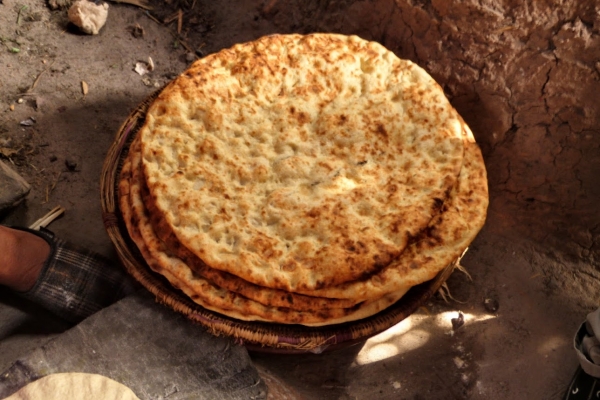 Zdjęcie z Maroka - chlebek się piecze; w wioskach popularne są tzw. piece zbiorowe;