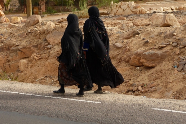 Zdjęcie z Maroka - na południu tradycyjnie: czarne burki i czadory