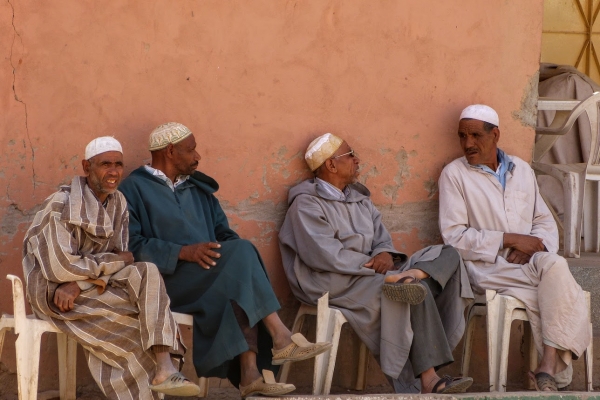 Zdjęcie z Maroka - mężczyźni... cały czas siedzą lub pół-leżą, gadają, popijają berber-whisky...