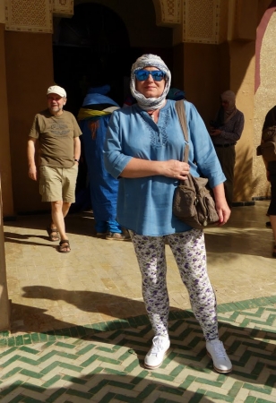 Zdjęcie z Maroka - ok godz 17 - wszyscy w odpowiednio powiązanych nakryciach głowy - 