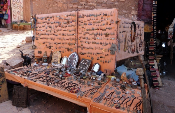 Zdjęcie z Maroka - orientalnych kolczyków Ci tu dostatek...