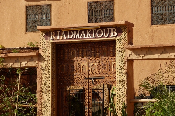 Zdjęcie z Maroka - niedaleko ksaru Ait Ben Haddou  podziwiałam przepiękne drzwi do starego riadu 