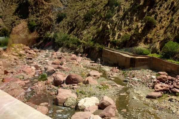 Zdjęcie z Maroka - są różowe góry, są i różowe kamienie w rzece :) 