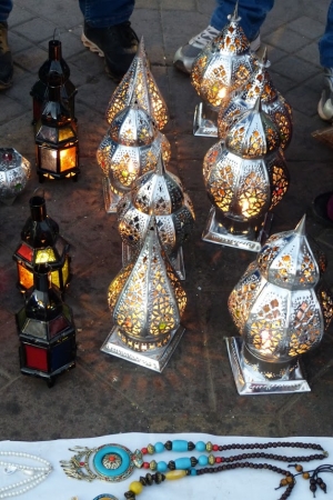Zdjęcie z Maroka - latarenki, które jakoś bardziej kojarzą mi się ze zniczami:) 