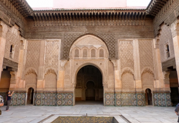 Zdjęcie z Maroka - bogato zdobiony dziedziniec główny medresy