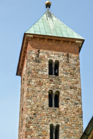 Zdjęcie z Polski - dzwonnica z romańskimi biforiami