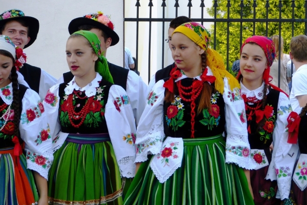Zdjęcie z Polski - kolorowe łowickie pasiaki i cudne dziewczyny