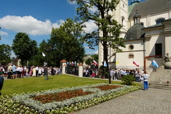 Zdjęcie z Polski - tłumki pod Katedrą w Boże Ciało