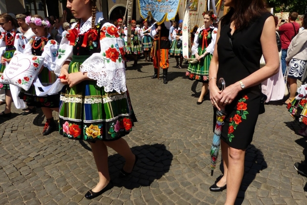 Zdjęcie z Polski - turystka również w pięknych ( i modnych w tym sezonie) haftach