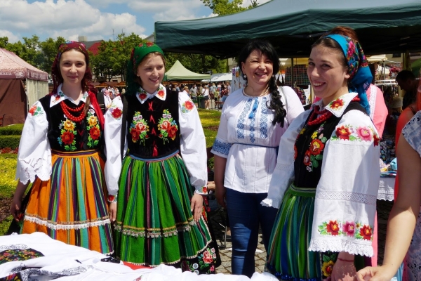 Zdjęcie z Polski - łowiczanki chętnie pozują turystom do zdjęć