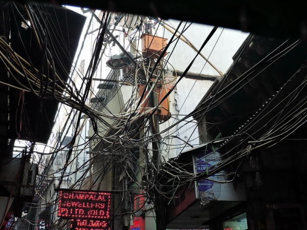 Zdjęcie z Indii - Stare Delhi - robota elektrycznych pająków ;)