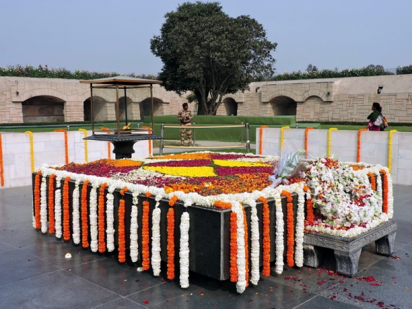 Zdjęcie z Indii - Delhi - Raj Ghat, miejsce kremacji Gandhiego.