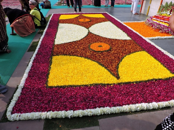 Zdjęcie z Indii - Delhi, Raj Ghat - dywan z płatków kwiatowych.