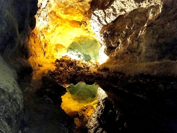 Zdjęcie z Hiszpanii - Cudowna iluzja optyczna w tunelu lawowym Cueva de los Verdes.