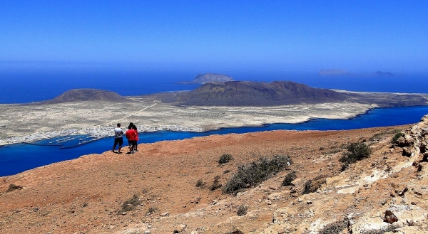 Zdjęcie z Hiszpanii - Widok na wyspę La Graciosa z okolic punktu widokowego Mirador del Río.