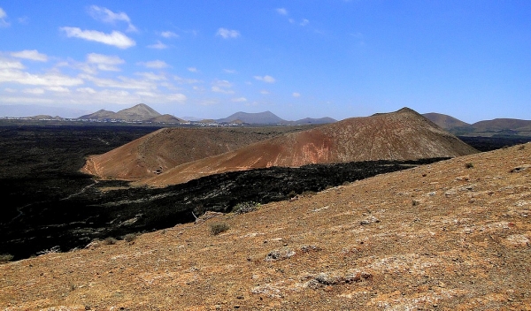 Zdjęcie z Hiszpanii - Widok ze zbocza Caldera Blanca na wulkan Caldereta i pola lawowe.