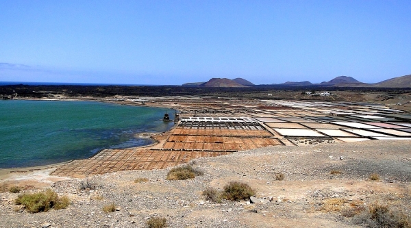 Zdjęcie z Hiszpanii - Widok na saliny (Salinas de Janubio) - miejsce pozyskiwania soli morskiej.