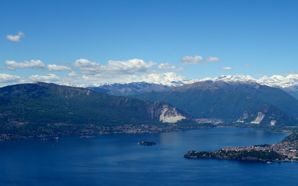 Zdjęcie z Włoch - Widok w kierunku Wysp Borromejskich. W tle bialy Monte Rosa
