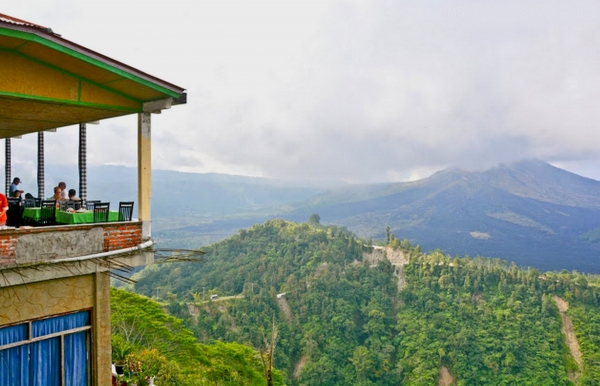 Zdjęcie z Indonezji - restauracja z widokiem na wulkan