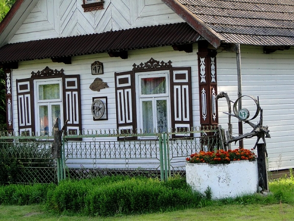Zdjęcie z Polski - Pięknie zdobiona chata w Rybołach.