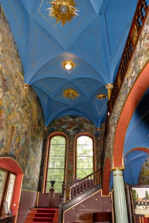 Zdjęcie z Polski - zaskakująca kolorystyka sieni głównej dworku