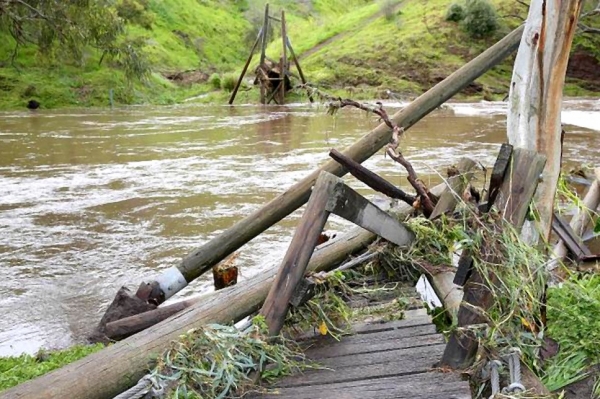 Zdjęcie z Australii - A tyle zostalo z tego mostu po powodzi we wrzesniu 2016 roku