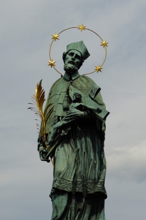 Zdjęcie z Czech - najważniejsza figura na Moście Karola- Św. Jana Nepomucena