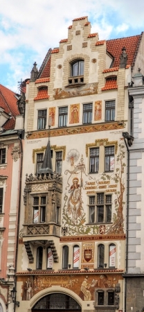 Zdjęcie z Czech - przepiekne malowidła i Św. Wacław na uroczej kamienicy Domu Storcha